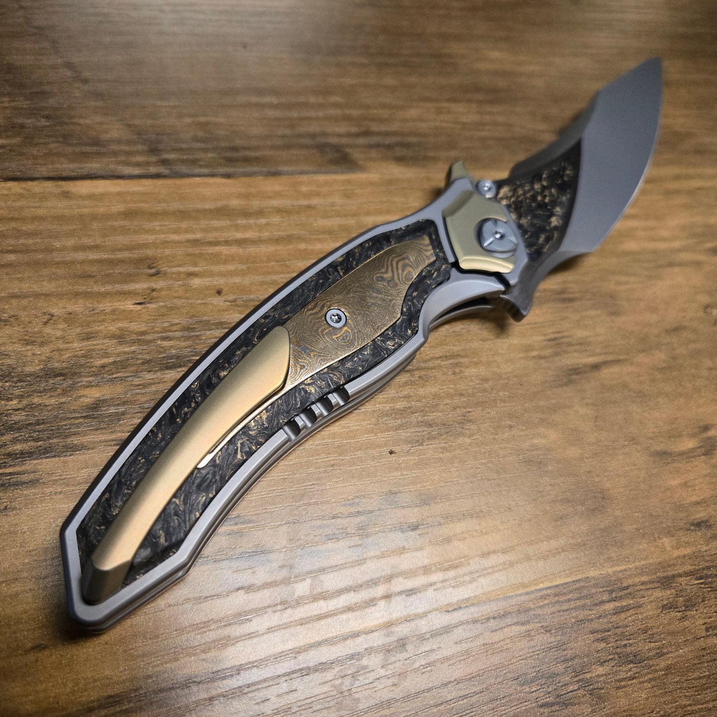 Maxace XI M02B Golden Marble Carbon Fiber Mokume Inlay Folder
