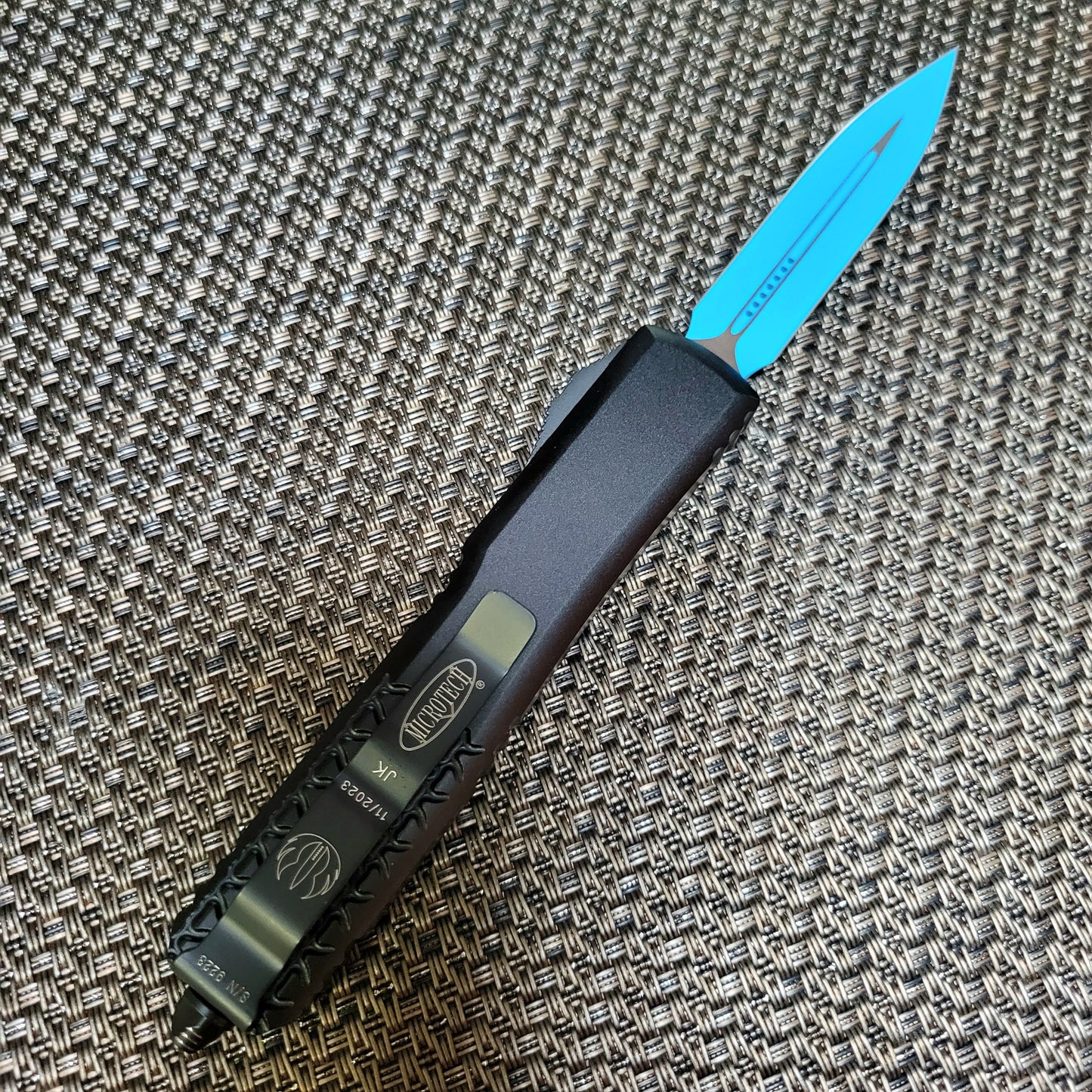 Microtech 122-1JK Ultratech Jedi Knight w/ Blue Blade and Black Chassis D/E OTF Auto