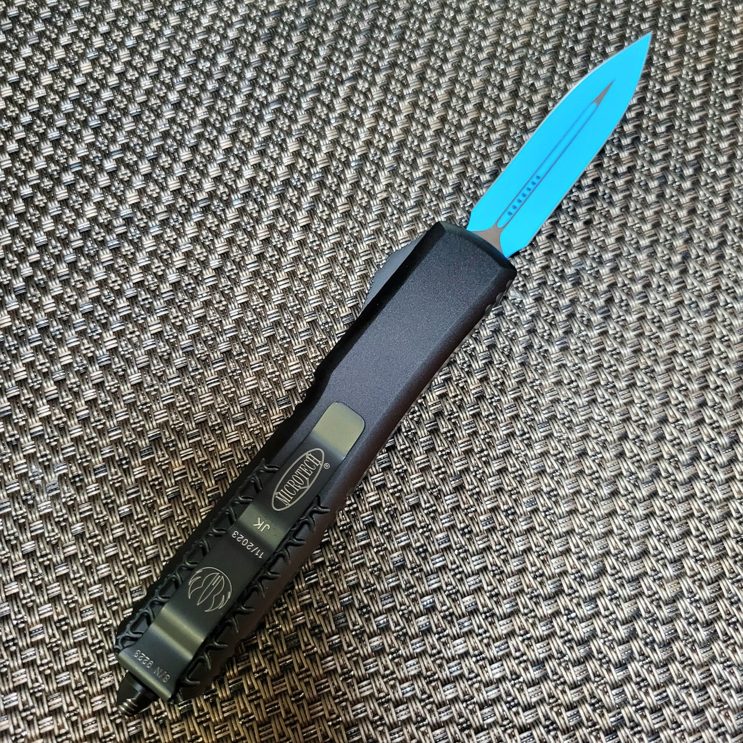 Microtech 122-1JK Ultratech Jedi Knight w/ Blue Blade and Black Chassis D/E OTF Auto