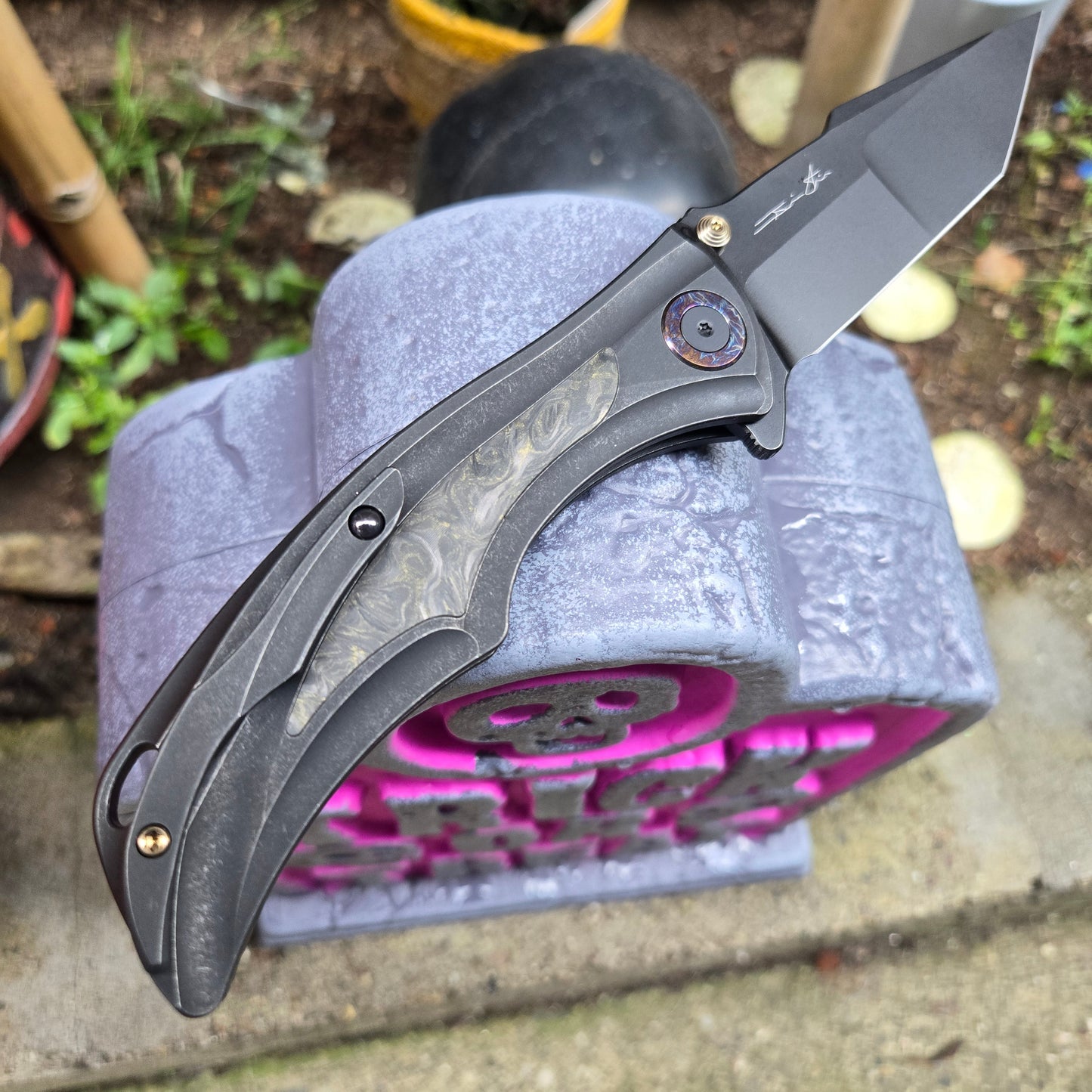 We Knife WE24054B-1 Tighe Down Titanium Black and Yellow CF M390 Flipper Button Lock Folder