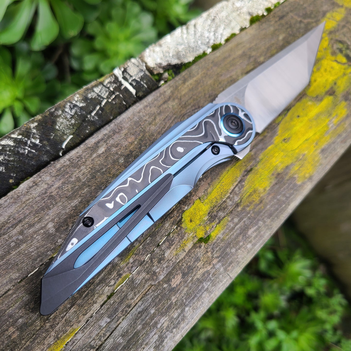 Bestech BT2303A Blind Fury Blue Titanium Carbon Fiber M390 Folder