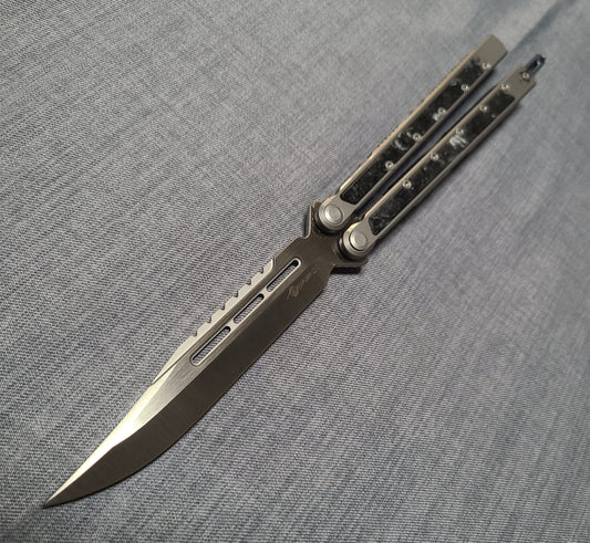 Maxace MCSCH203 Shi Grey/Carbon Fiber M390 Clip Point Bali