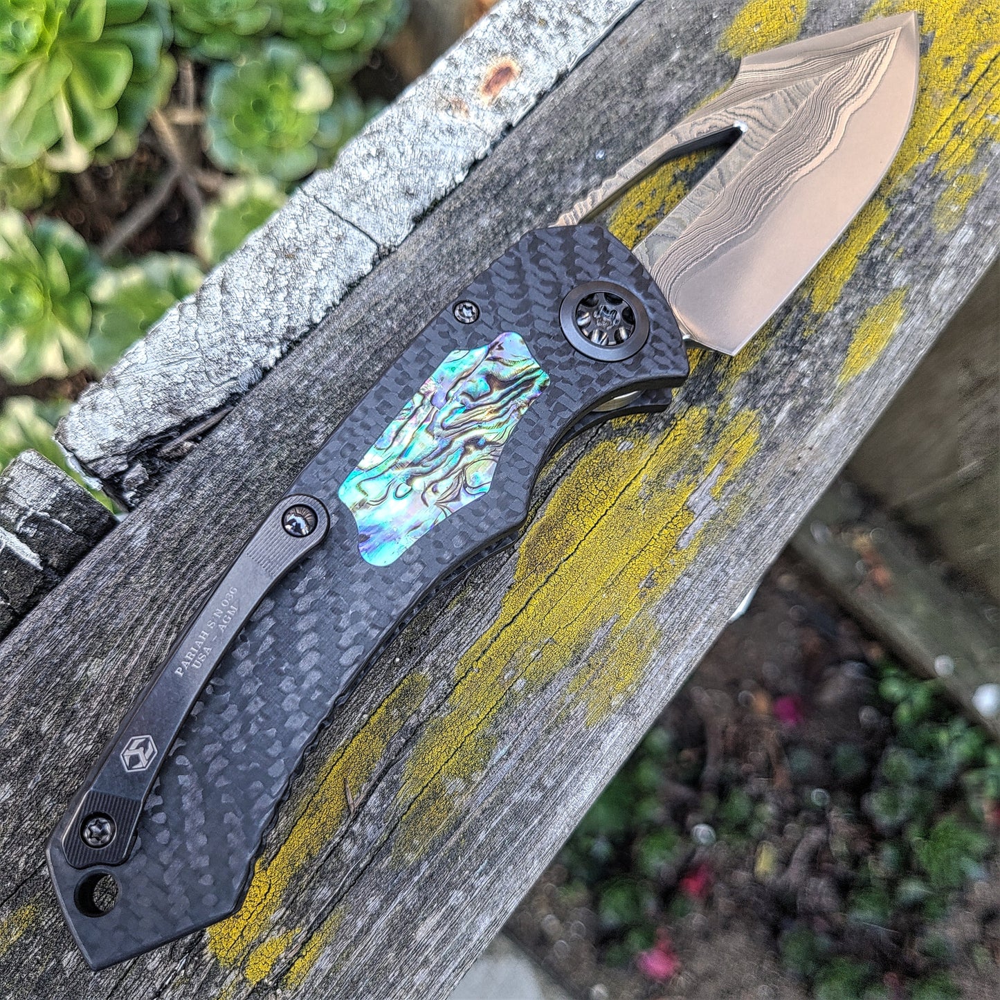 Heretic Knives Pariah Manual Hnd Ground VF Wood Grain San Mai Carbon Fiber Abalone Folder