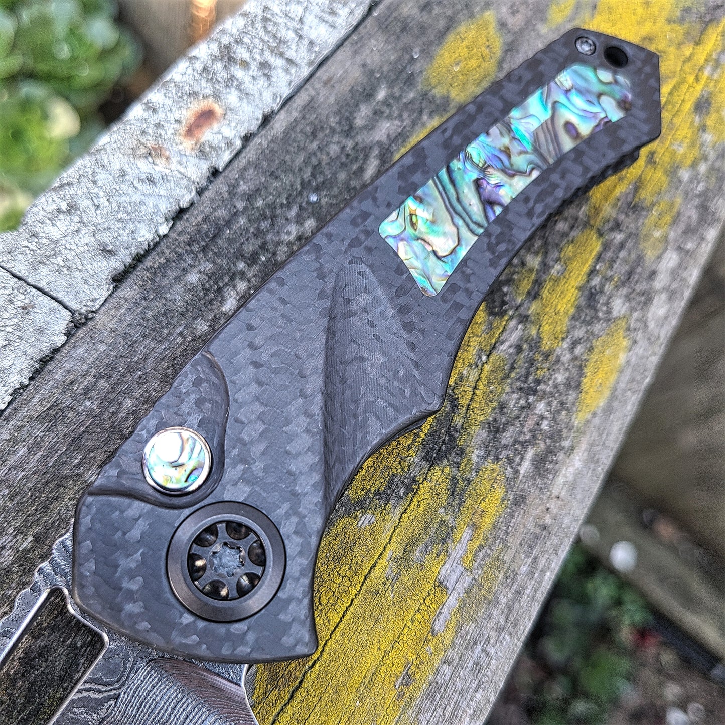 Heretic Knives Pariah Manual Hnd Ground VF Wood Grain San Mai Carbon Fiber Abalone Folder