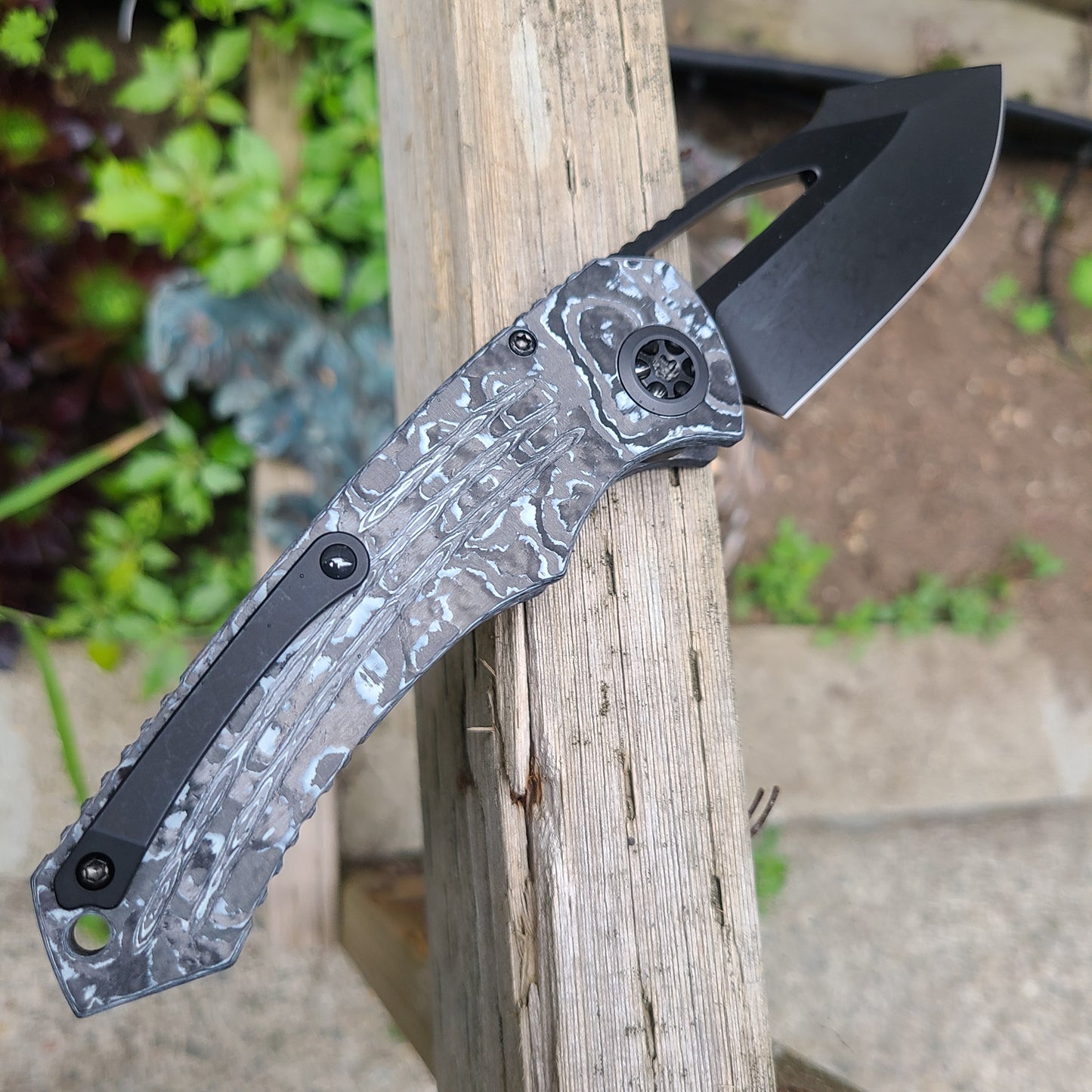 Heretic Knives Pariah Manual Black Magnacut White Camo Carbon Button Lock Folder