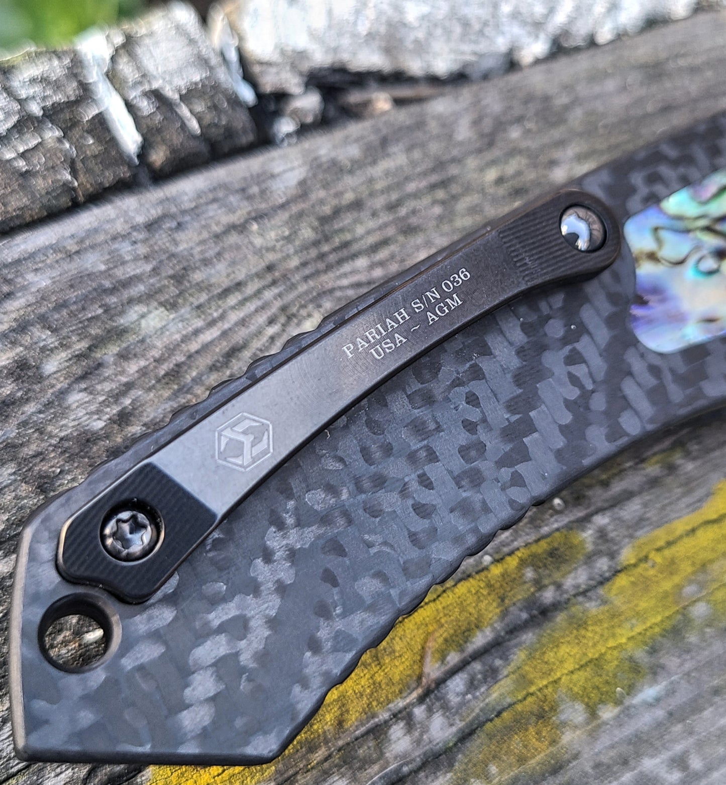 Heretic Knives Pariah Manual Hnd Ground VF Wood Grain San Mai Carbon Fiber Abalone Folder