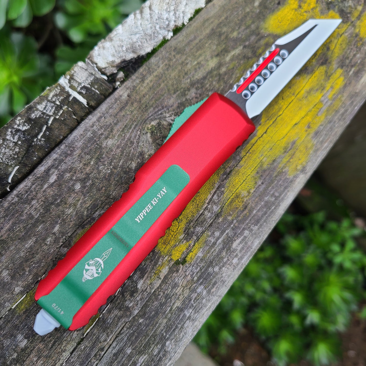 Microtech 719W-1CMAS UTX-85 Warhound Christmas Handle White Standard OTF Auto