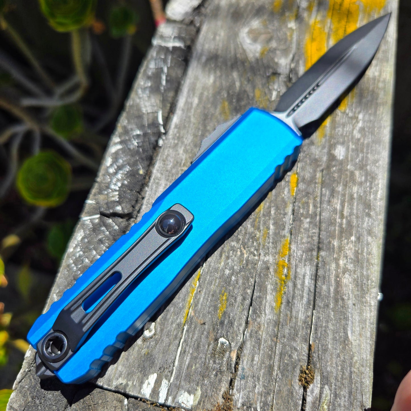 Microtech 1232-1BL UTX-85 Gen III D/E Blue Standard Black DLC OTF Auto