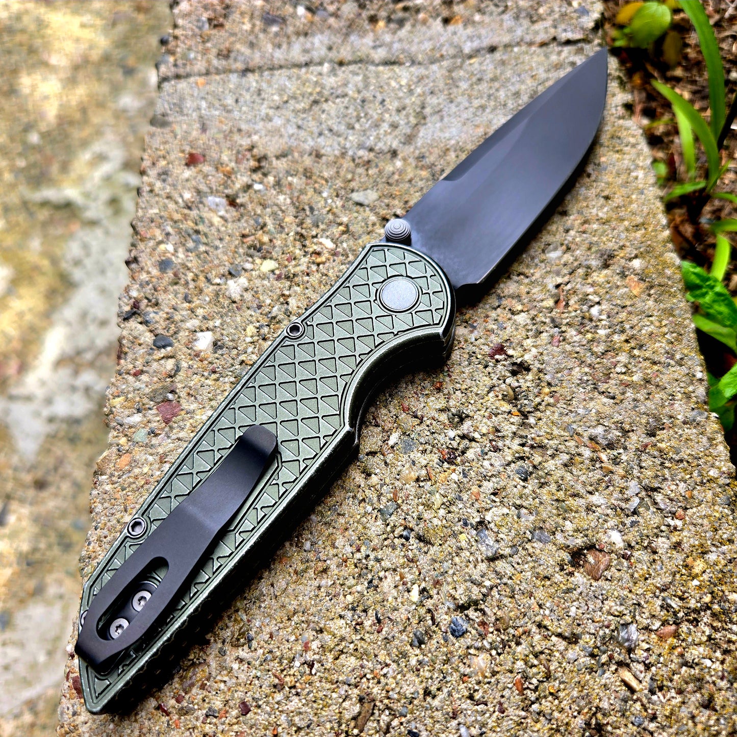 Protech INT106-BW Green LTD TR-3 Integrity Manual Thumbstud Black DLC S35vn Folder