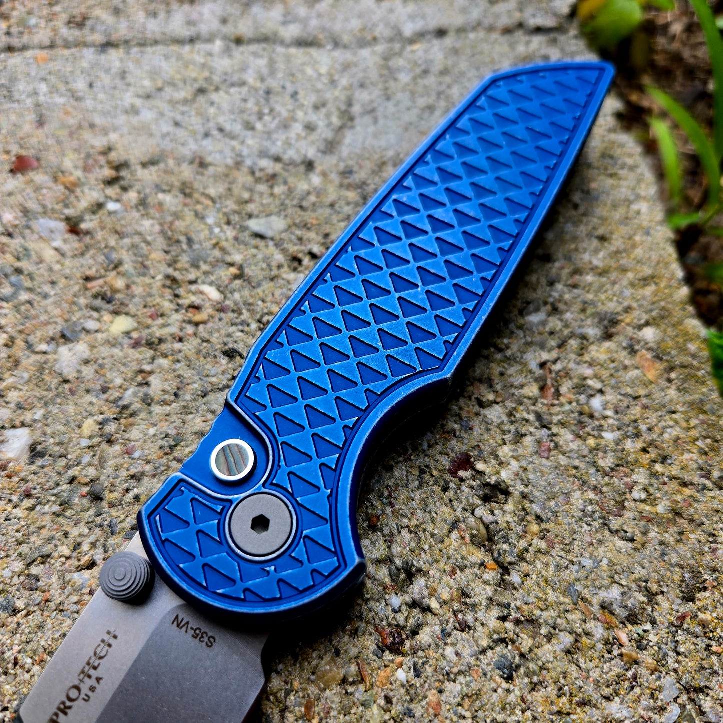 Protech WUWF SF 2025 INT-1 TR-3 Integrity Manual Thumbstud Blue Battleworn S35vn Folder *LIMITED EDITION*