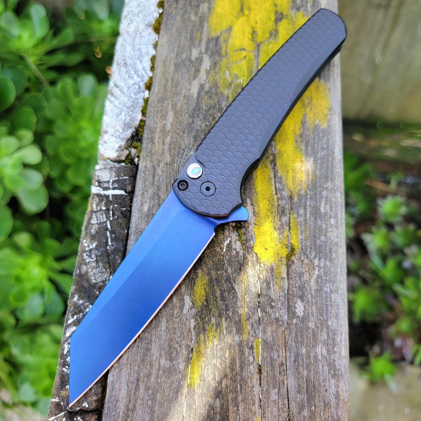 Protech 5236-SB Malibu Black Dragon Scale Sapphire Blue 20CV Reverse Tanto Folder
