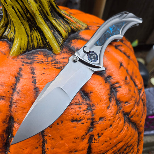 We Knife WE24054-1 Tighe Down Titanium Black and Blue CF M390 Flipper Button Lock Folder