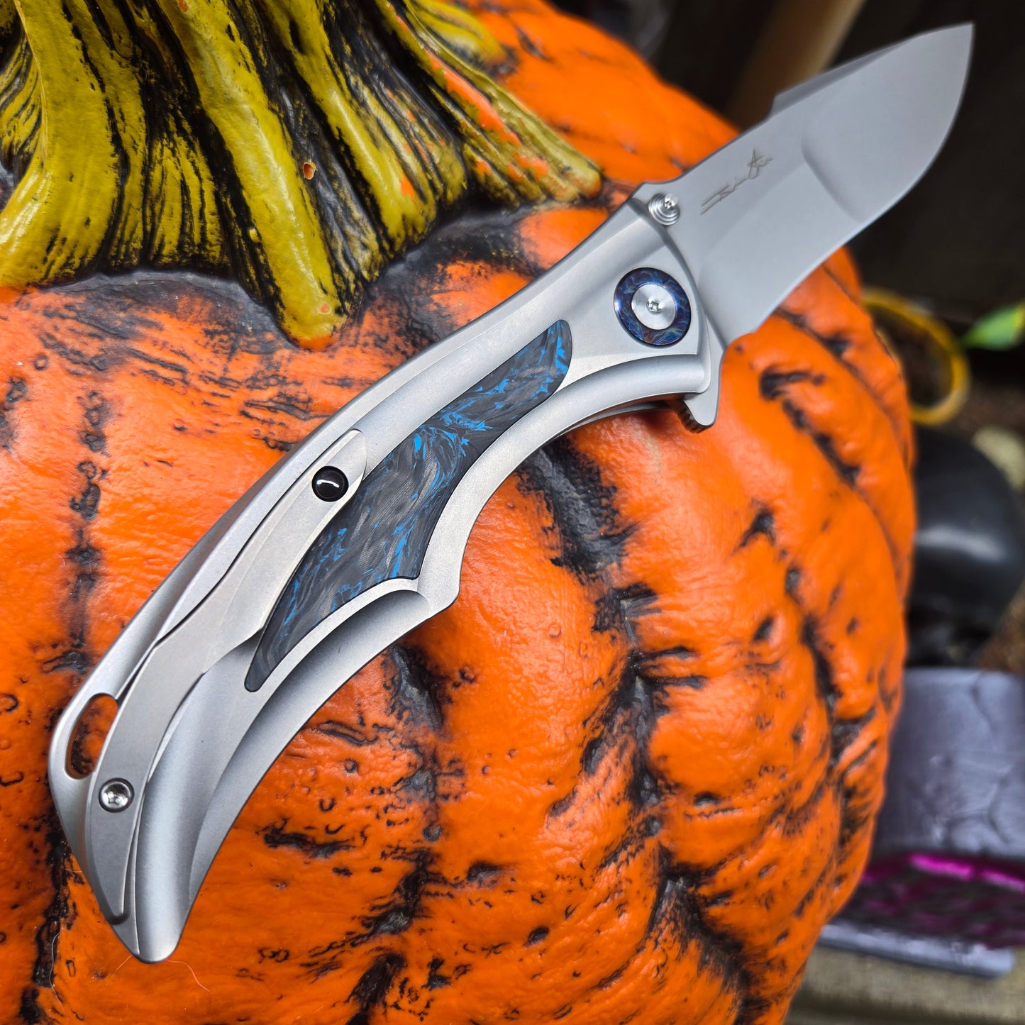 We Knife WE24054-1 Tighe Down Titanium Black and Blue CF M390 Flipper Button Lock Folder