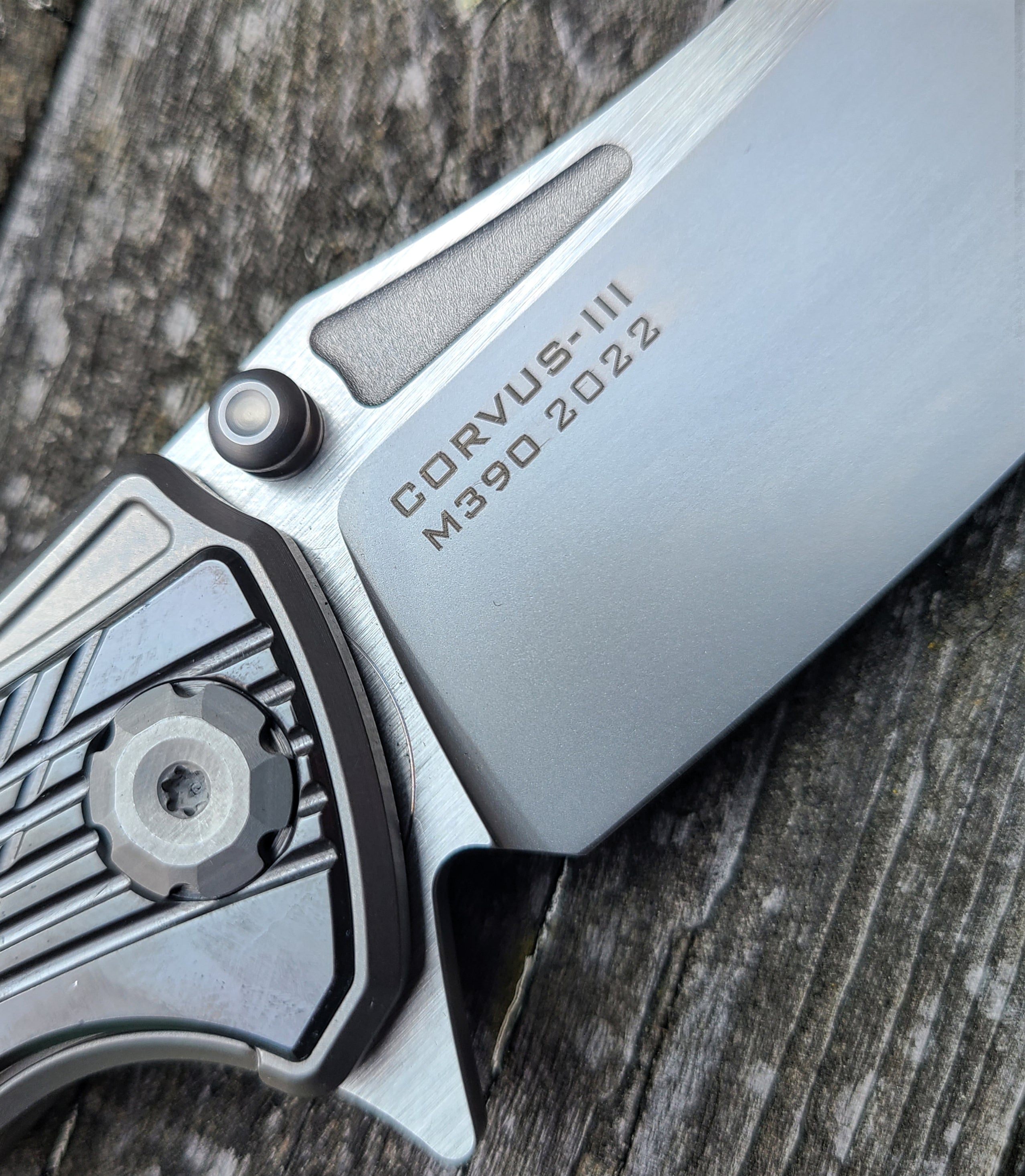 Maxace MC301 Corvus-III Titanium/Zirconium M390 Folder