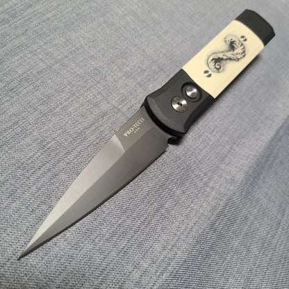 Protech 752 *CUSTOM SCRIMSHAW* Godson Tuxedo Ivory Micarta Black 154cm Auto