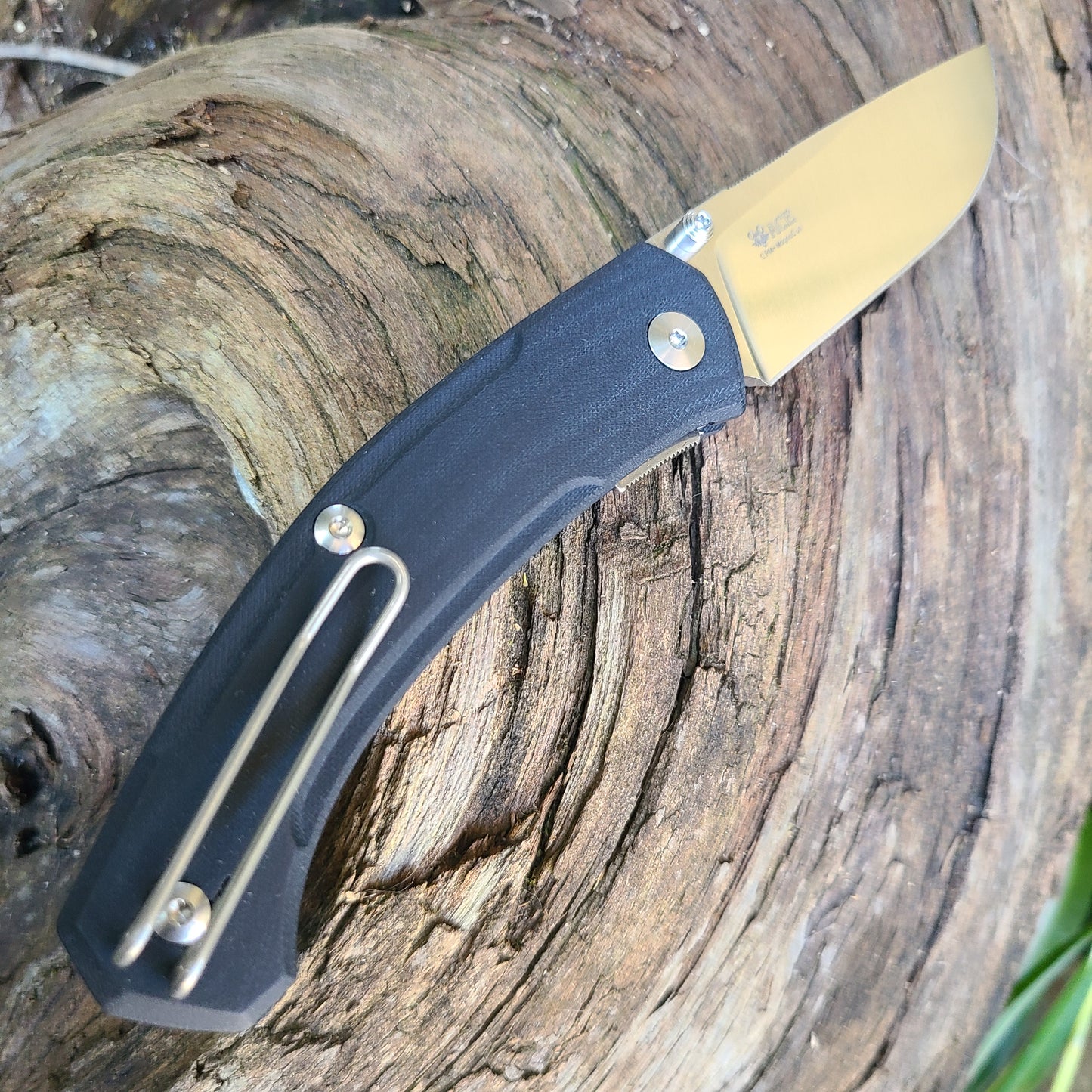 Giant Mouse Ace Iona V2 Black Linen Magnacut Folder