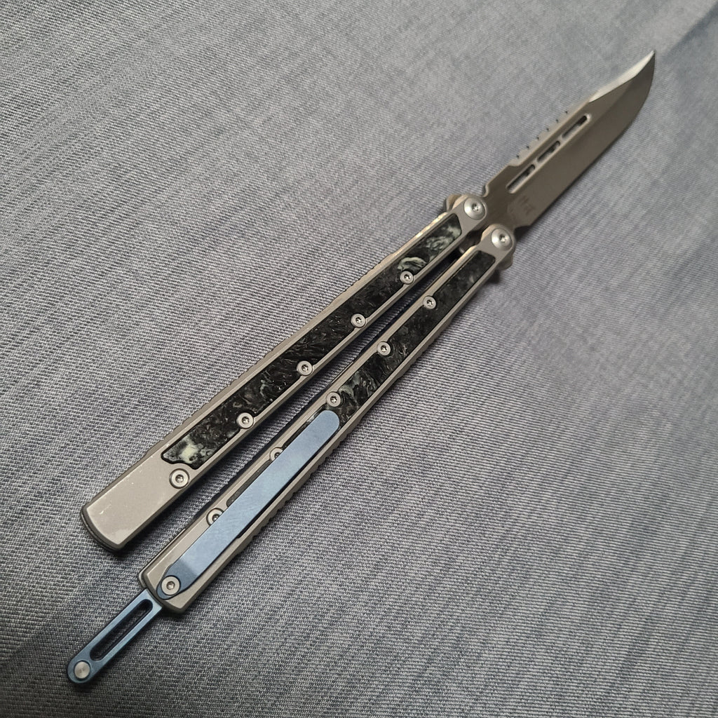 Maxace MCSCH203 Shi Grey/Carbon Fiber M390 Clip Point Bali