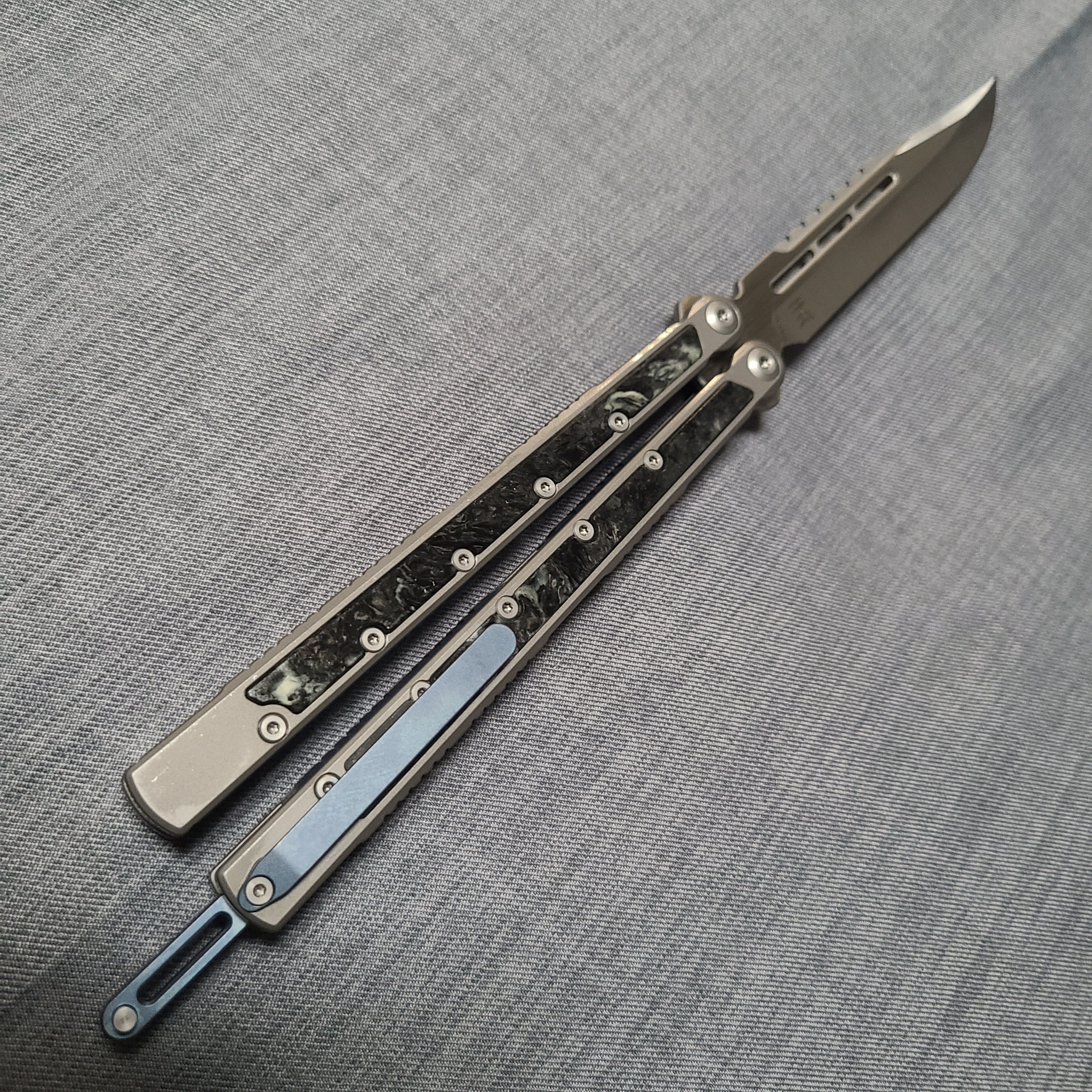 Maxace MCSCH203 Shi Grey/Carbon Fiber M390 Clip Point Bali