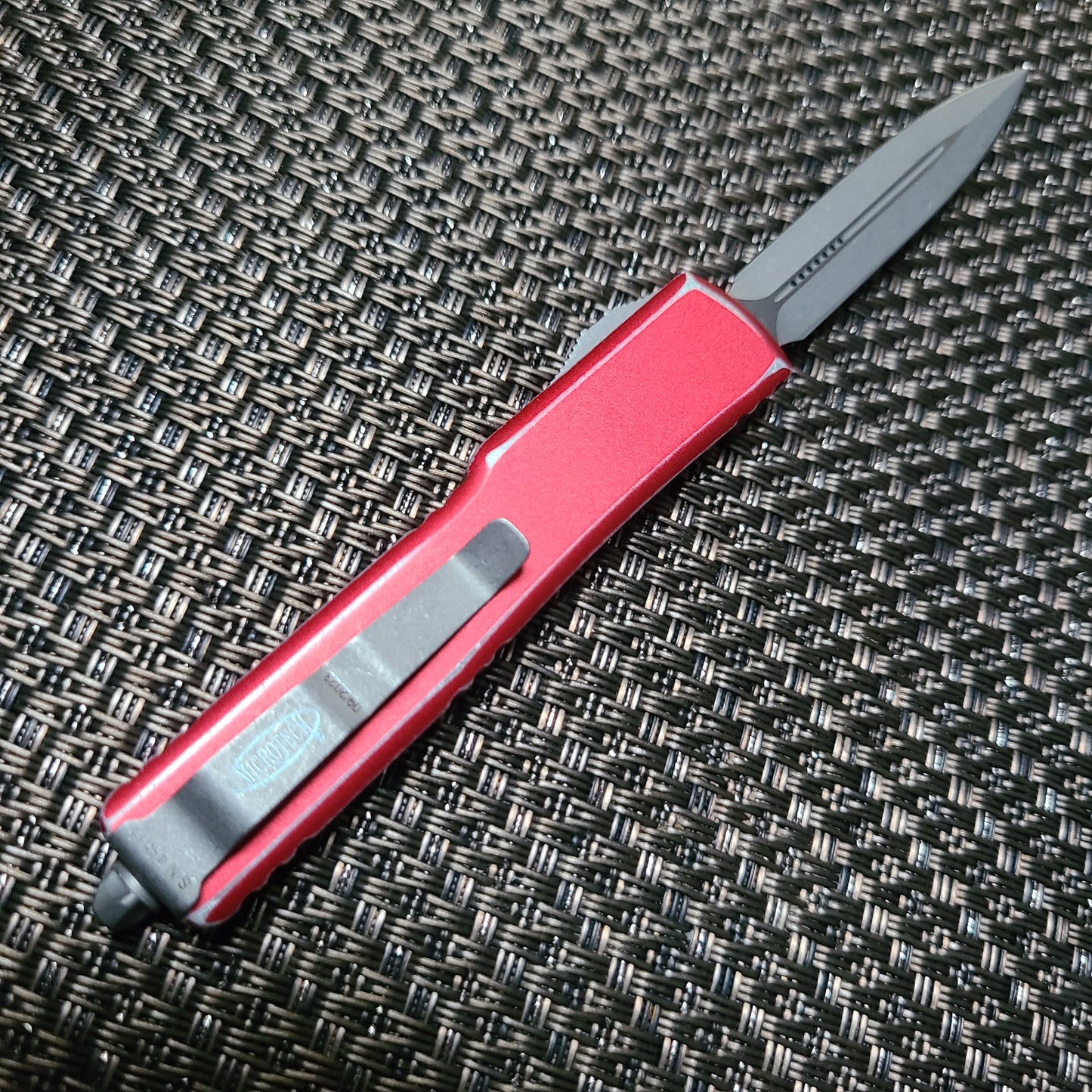 Microtech 147-10DRD UTX-70 D/E Distressed Red Apocalyptic Standard OTF Auto
