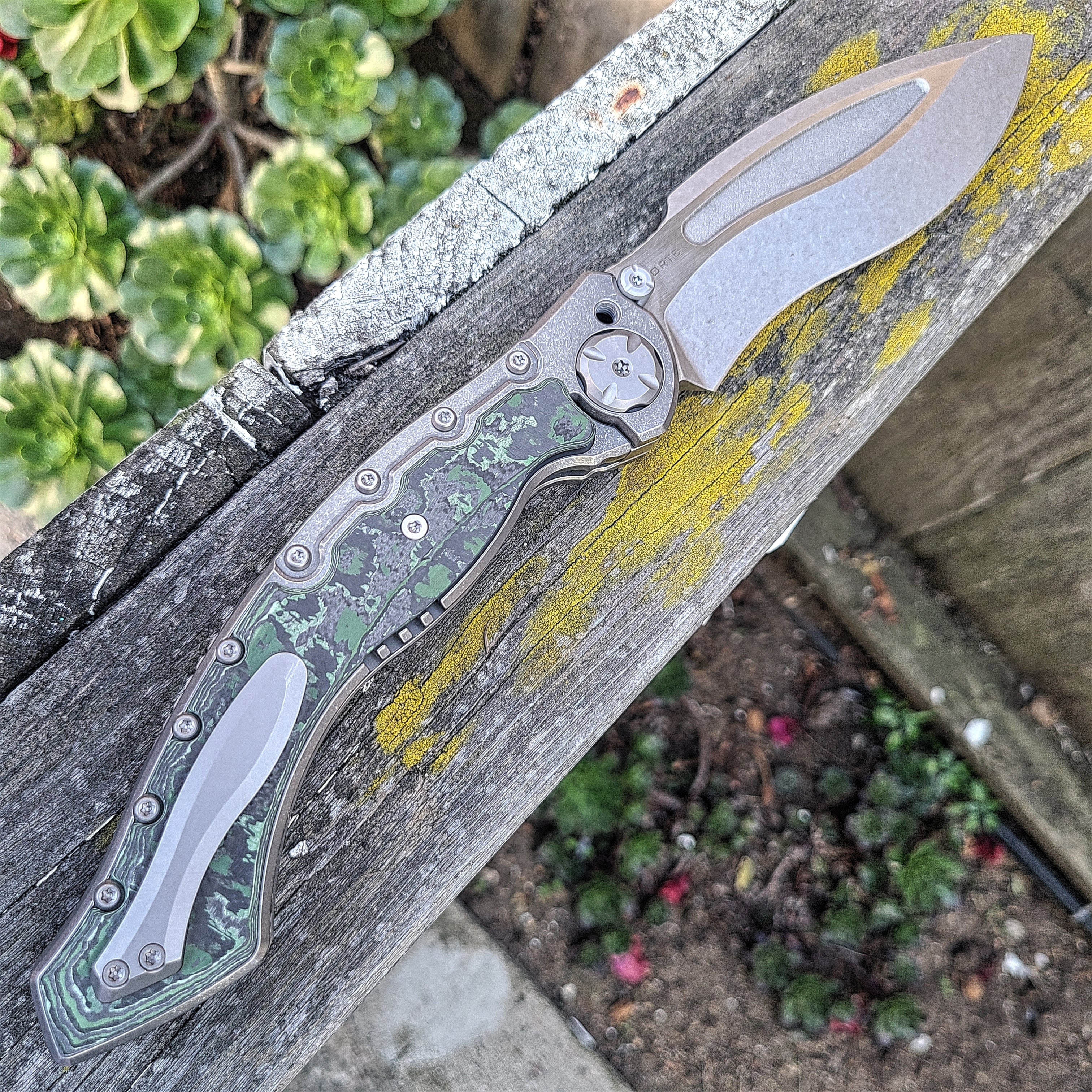 Maxace M04C Vortex Green Quartz Carbon Fiber Folder